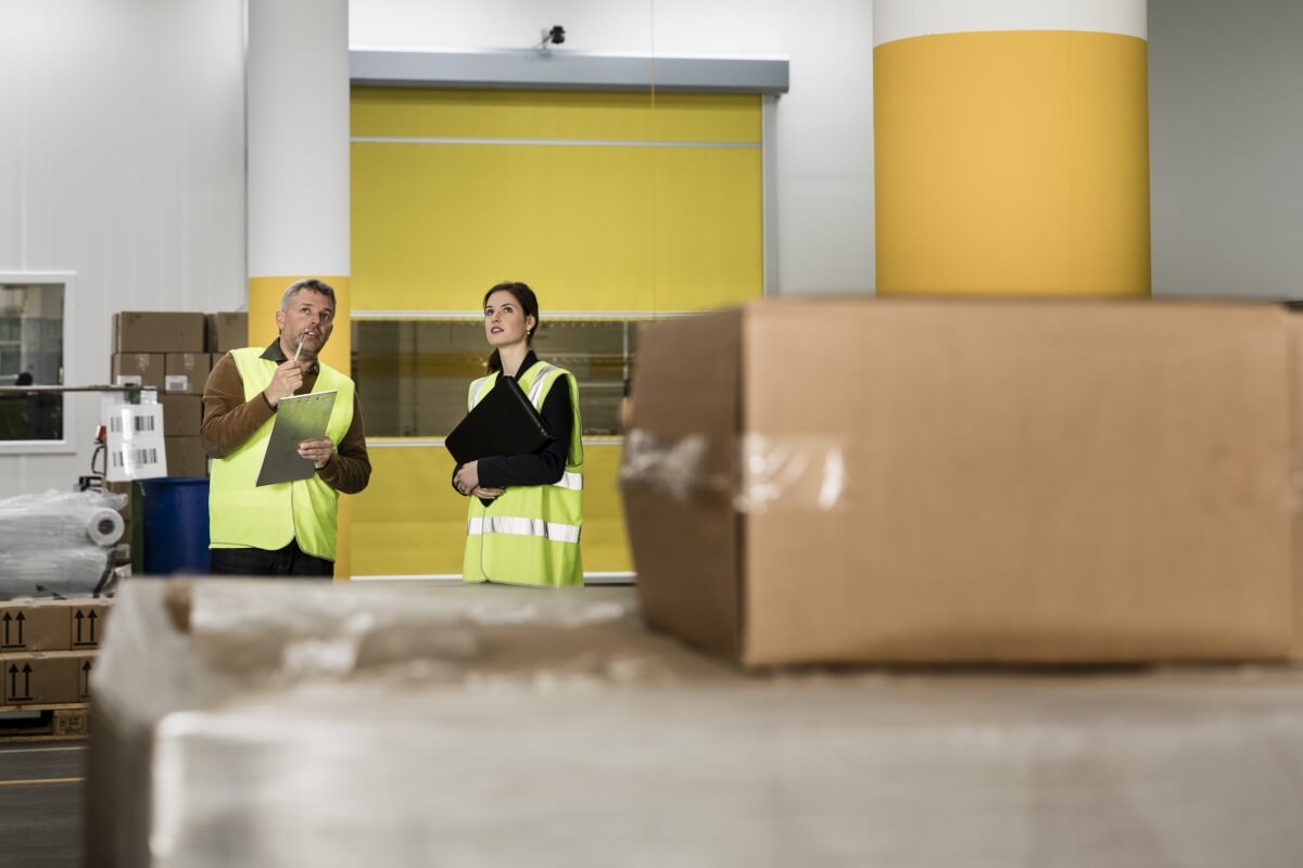 Bild: act-Berater Marc Wunderlich und Post Immobilienbewirtschafterin Sarah Frank.